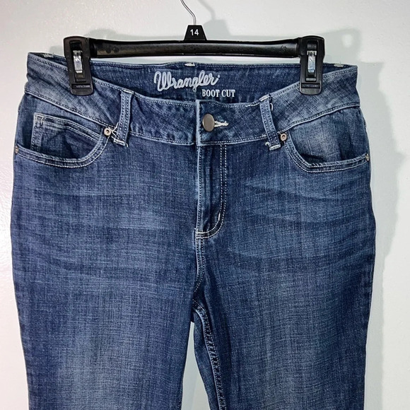 Wrangler, 11/32, medium wash, midrise bootcut, relaxed fit, 5pocket, zip denim - Picture 2 of 7